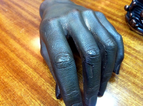 Odlew precyzyjny kobiecej dłoni- stop MK80.